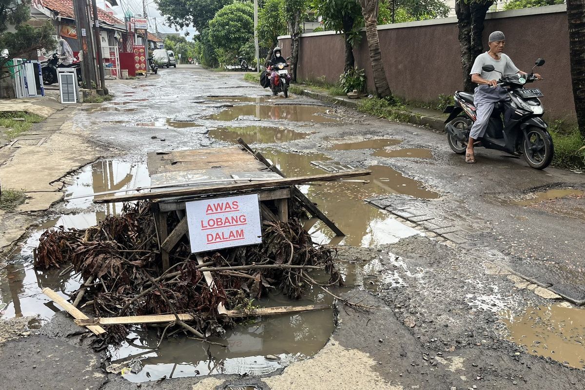 Ancaman Keselamatan di Jalan Mampang Indah I Depok: Lubang Sedalam 30 Centimeter Picu Keresahan Warga