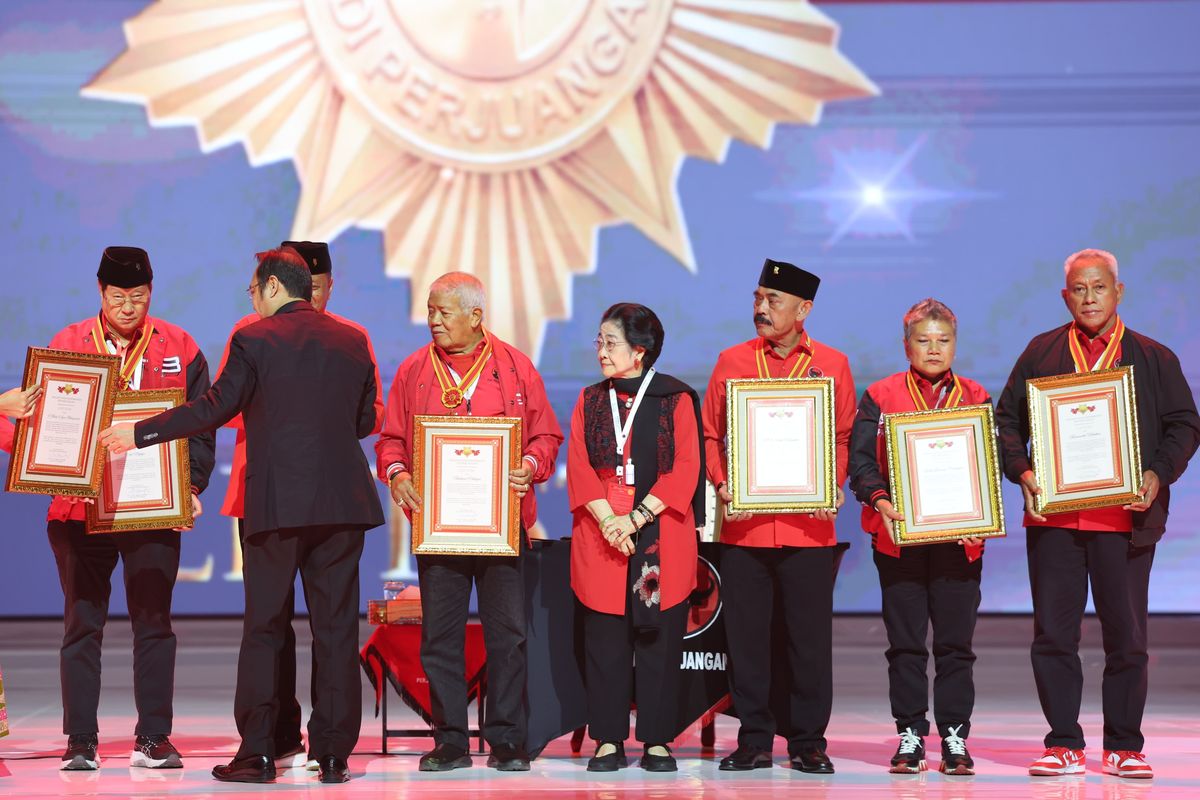 Megawati Anugerahkan Medali Kehormatan "Leit Star" kepada Enam Tokoh Senior PDI-P